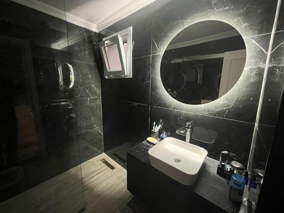 Appartement Sisli Osmanbey Taksim Large Terrace, Quietness And Space à Istambul Extérieur photo
